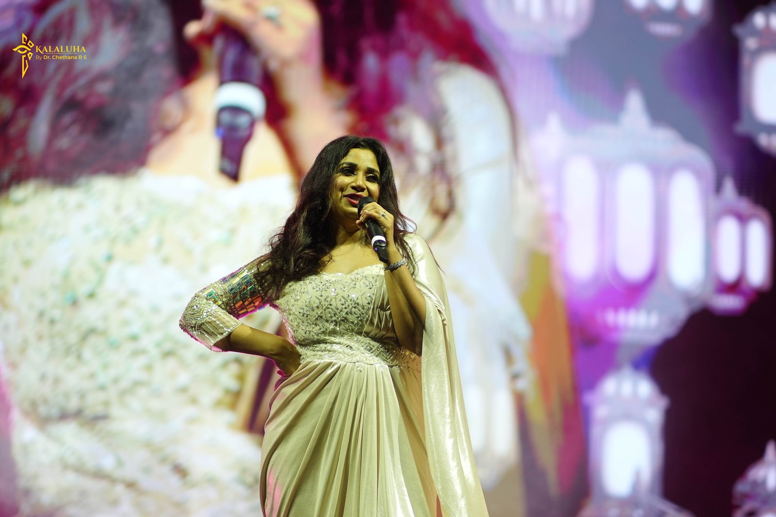 Singing Close Glimpse